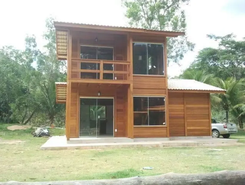 Casa duplex de madeira: presença visual e ambientes bem separados